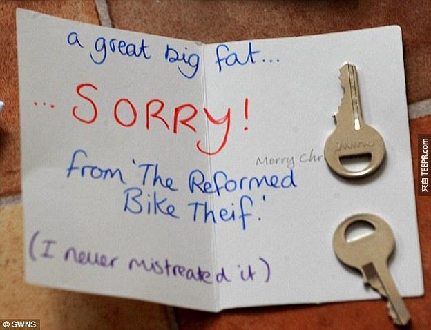 他的脚踏车被拴在路灯上，旁边的信封里头还有钥匙。