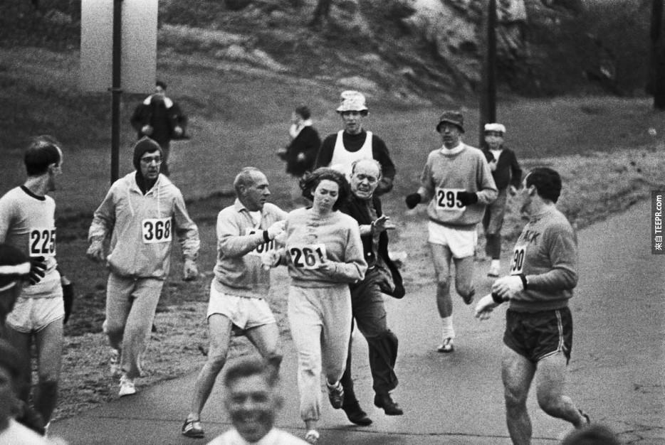 第一位參加波士頓馬拉松的女人Kathrine Switzer被主辦方試圖攔阻下來。(1967)
