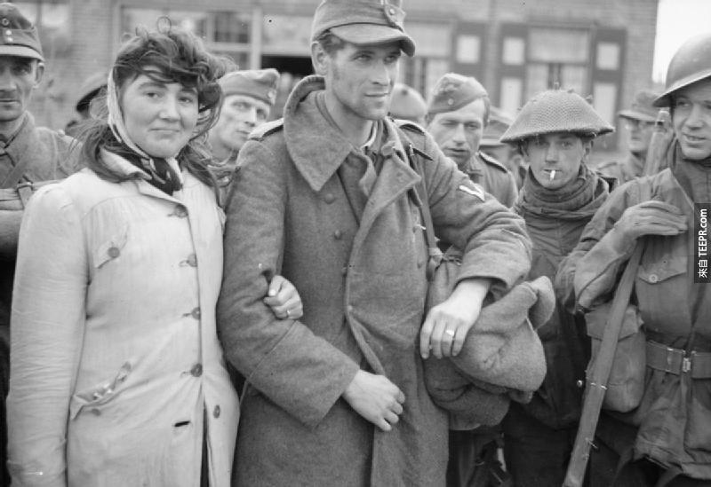 一位不愿意离开她丈夫的荷兰女人，在同盟国士兵抓住她后，这位女人跟着她一起被囚禁。(1944年)