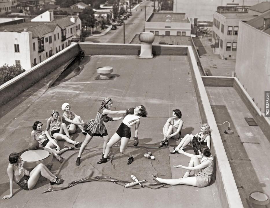 在洛杉磯一個屋頂上的女子拳擊。(1933年)