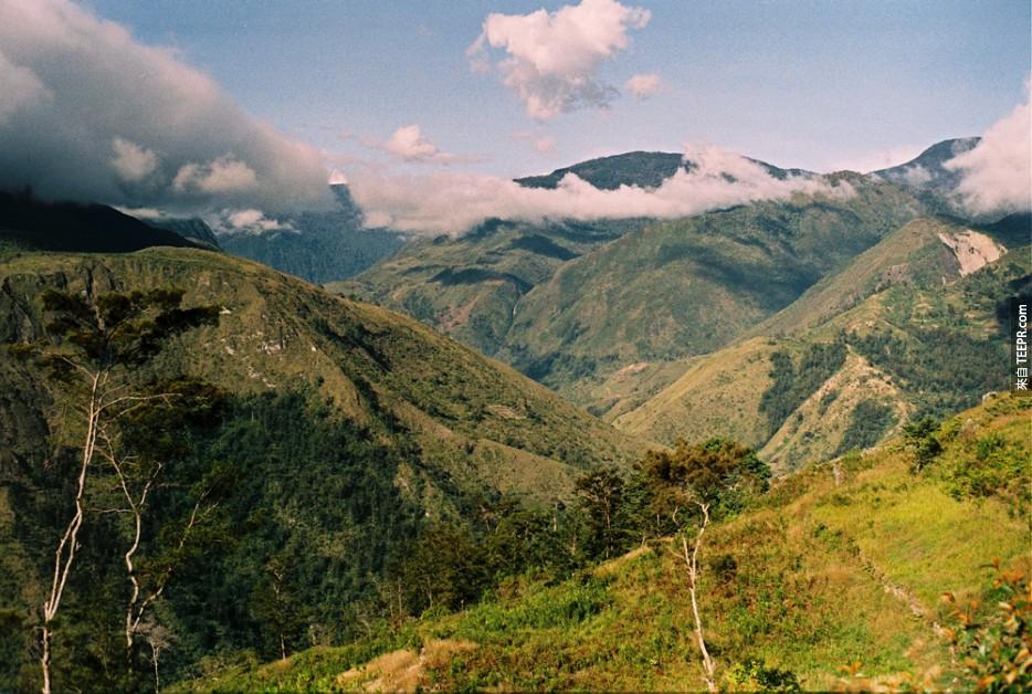 騎越野車橫越部落的領地：巴布亞新幾內亞(Baliem Valley)的Baliem山谷。