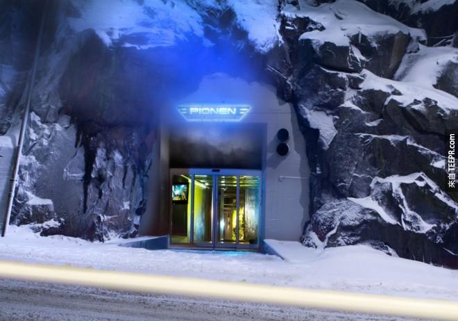 The Pionen White Mountains，这个碉堡潜藏在30公尺的地底深处，并有40公分厚的金属门，距离瑞典的斯德哥尔摩只有几英哩。