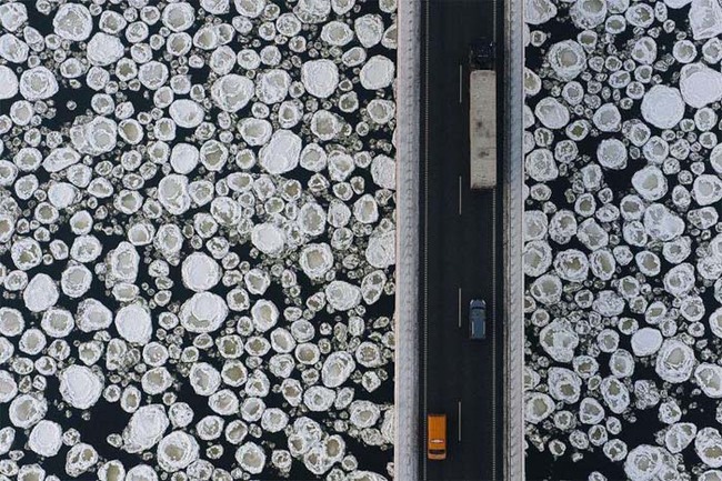 用空拍的方式鳥瞰橋上的冰霜。