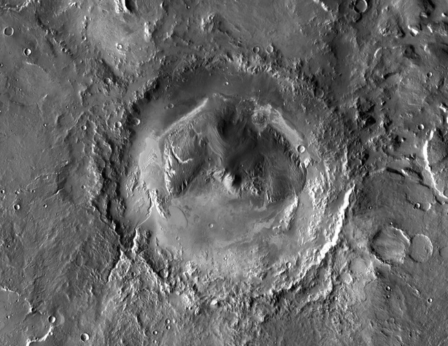 位於火星赤道附近，寬154公里的蓋爾撞擊坑(Gale crater)。