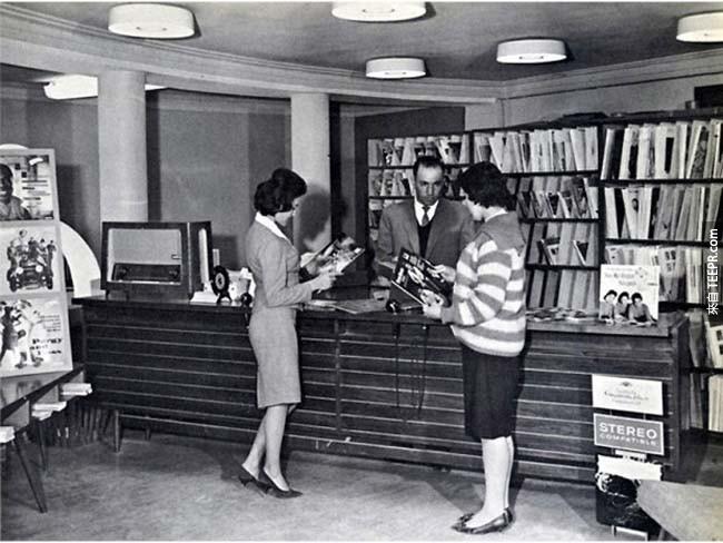 在塔利班(Taliban)掌權後，在圖書館的阿富汗女子。(1950年代)