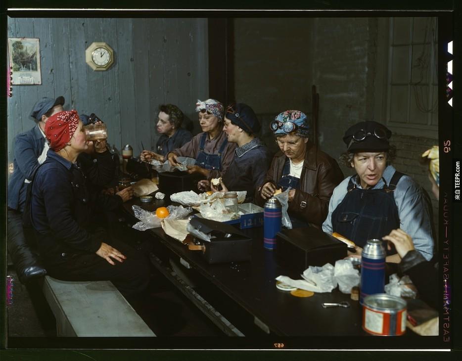 在享用午餐的铁道工人，很多都是远征士兵的太太或是母亲。(1943年)