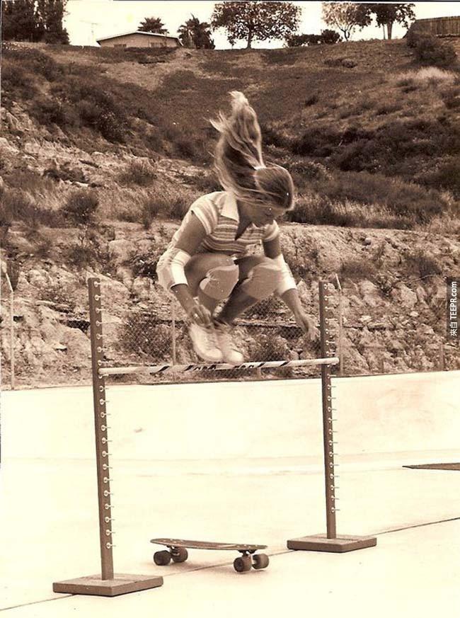 Ellen O’Neal，最早的女性专业滑板者。(1976)