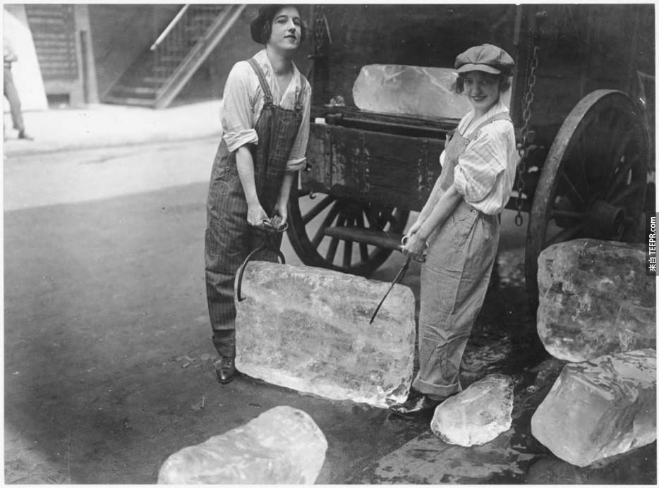 在男人都被徵召入午後，幾位搬運工女孩正在搬運沈重的冰塊。(1918)