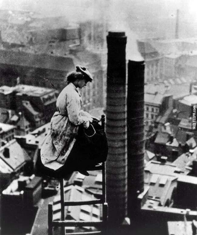 一位在柏林高楼上的水泥工。(1900年代)