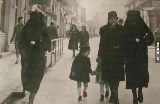 一位穆斯林的女人，將猶太鄰居的黃色星誌遮住，以免她遭到起訴。塞拉耶佛（前南斯拉夫）(1941年)