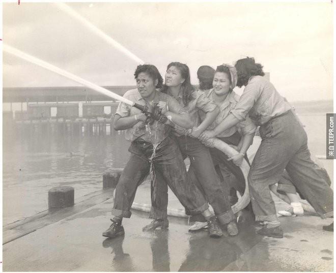 在珍珠港，志工正在学习如何灭火。(1941年到1945年间)