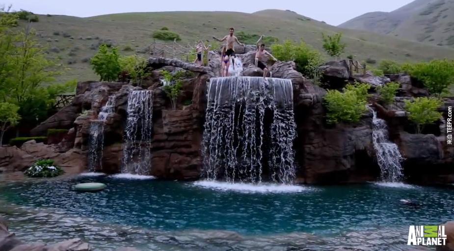 一群設計師幫一位有錢的屋主，在後院蓋了一個超豪華、要價台幣6,000萬的仿天然泳池，叫做「山」(The Mountains)。這個人造山長42.6公尺、寬18公尺，有36萬加崙的水。 