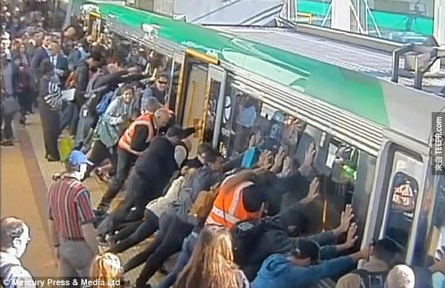 接下來，有一些很聰明的乘客想到可以大家一起合力把火車推起來，讓這名男子能夠爬出來。