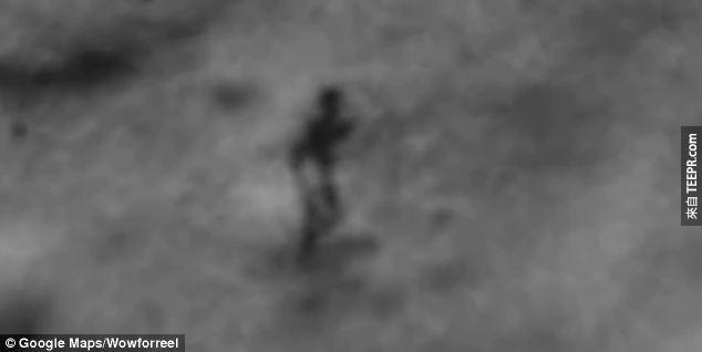 在月球上這神祕的身形究竟是什麼呢？這個景象是由一位叫做Jasenko的用戶在Google Moon上找到的。Nasa則表示，這東西只是「在照片負片上的灰塵、睫毛或刮痕。」