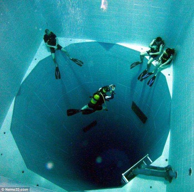 史上最深的游泳池（113英尺）可容納600000加侖的水。