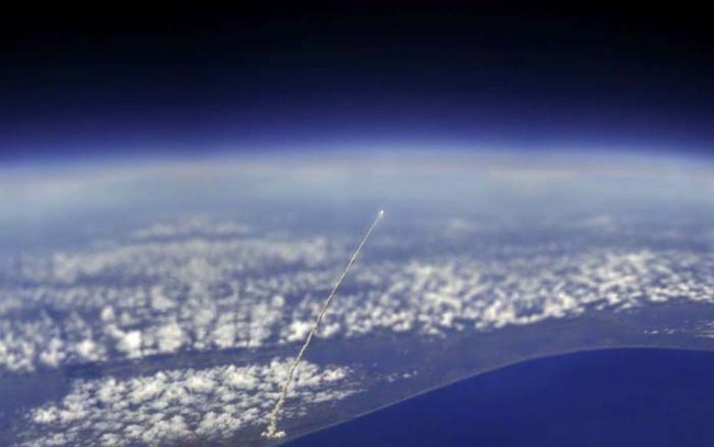 國際太空站拍下了雅特蘭提飛機穿梭在太空之間的畫面。
