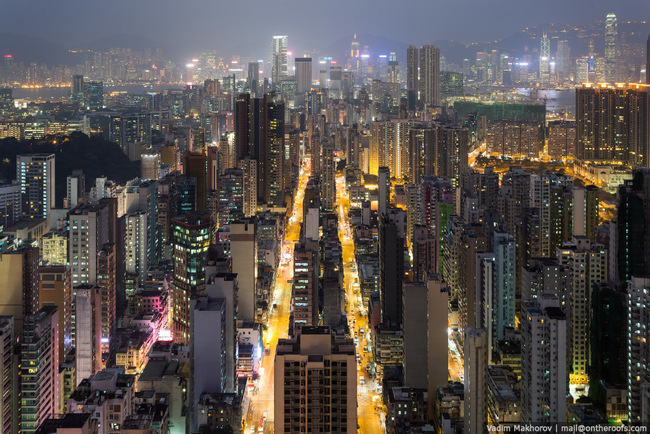 17.) 香港的房价目前在全世界是数一数二高的。