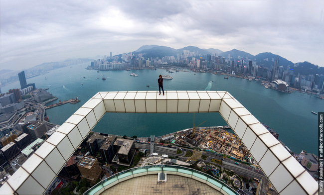 11.) 这是因为香港的空间十分有限。