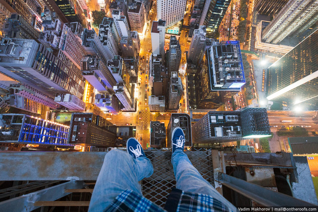 1.)很显然地，在香港要爬上屋顶是满容易的。