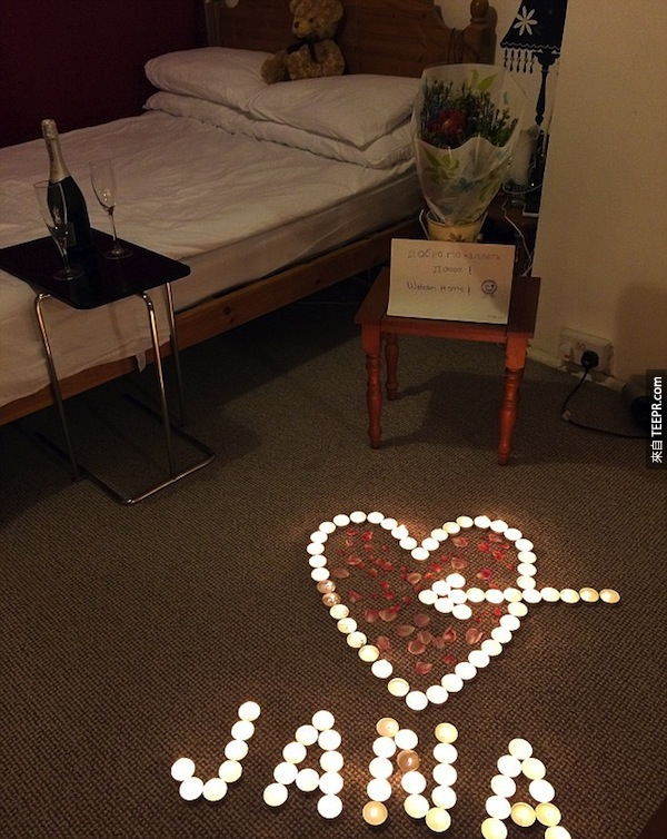 還在地板上擺滿了玫瑰花，並將蠟燭排成心型圖案，準備迎接女友的到來。你看得出來他在哪裡出了差錯嗎？