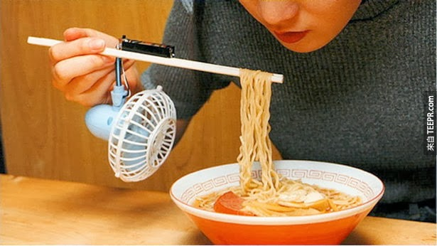 5. 吃汤面的时候，真的需要电风扇，但也不必装在筷子上啦！