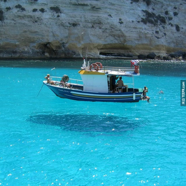 1. 這船應該不是漂浮在水面上的吧...