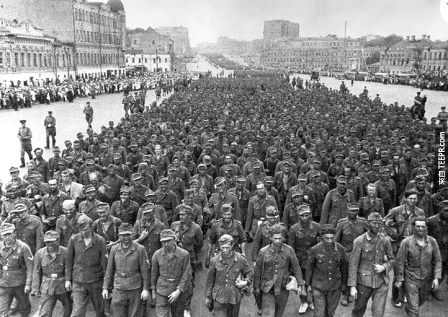 25.) 57,000 名德國戰俘在莫斯科的畫面，當時他們在白俄羅戰敗。
