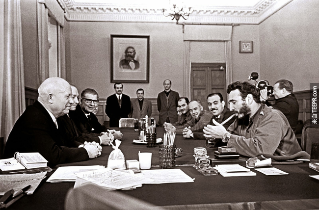 36.) Fidel Castro 和 Kremlin 見面時，瀟灑的抽著雪茄，手上帶著兩隻 Rolex ， 1963。