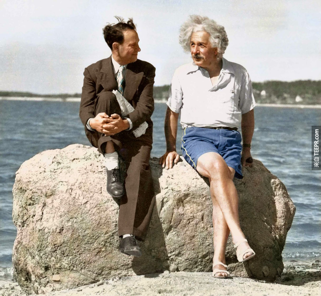 10.) 坐在海灘上的愛因斯坦。