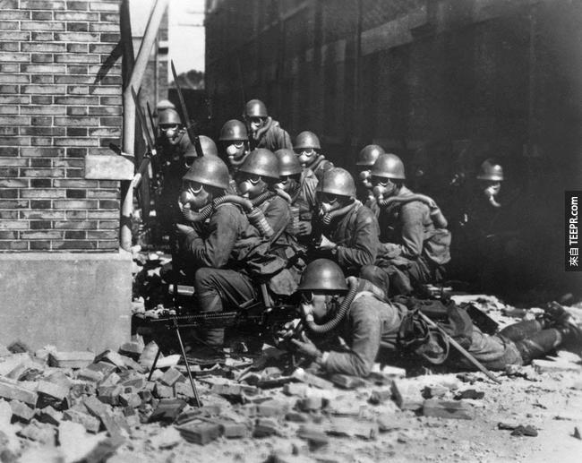 19.) 日本特種海軍陸戰隊的戰鬥畫面，當時他們戰爭正在上海如火如荼的進行中， 1937。
