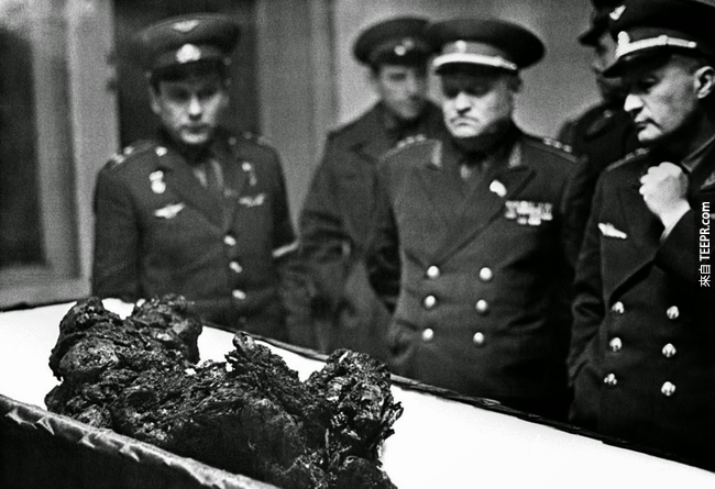 35.)蘇聯太空員 Vladimir Komarov 在返程的過程中太空艦墜毀，這是他身體的殘骸。 