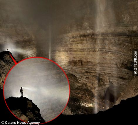 这样比较你才能看出，到底这个洞穴有多么庞大。