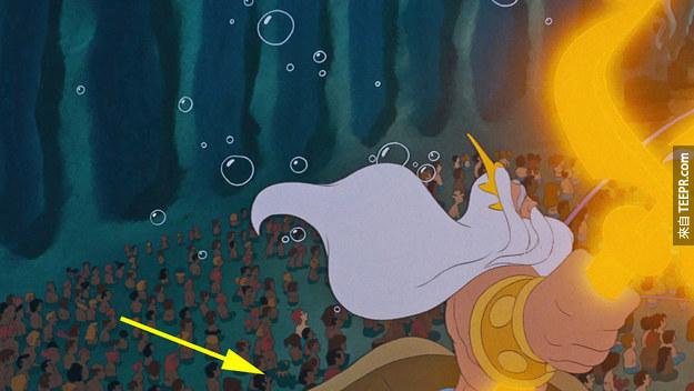 10. 《小美人魚》裡面國王Triton進場的時候，科米蛙居然也在人群中！