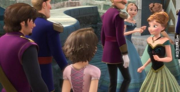 8. 在《冰雪奇缘》里面可以看到《魔发奇缘》里面的长发公主和费林·雷德祝贺Elsa的加冕仪式。