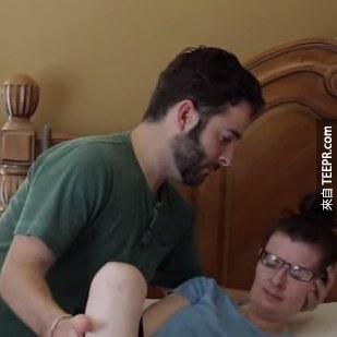 他就是这么照顾自己患有ALS的母亲。