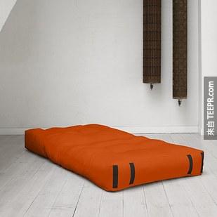 11. 可以摺成椅子的床墊。