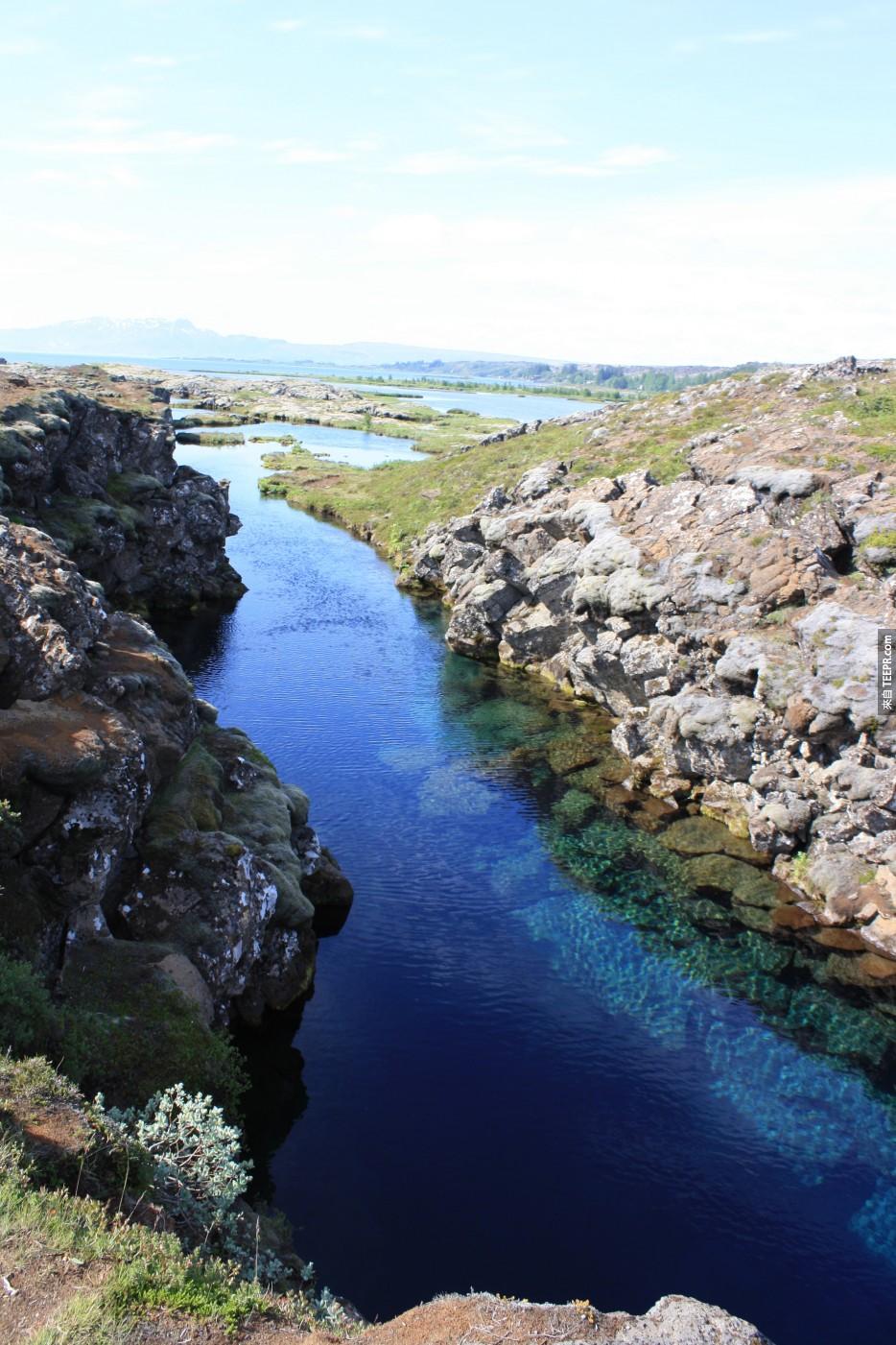 在兩大洲之間游泳：冰島(Iceland)。