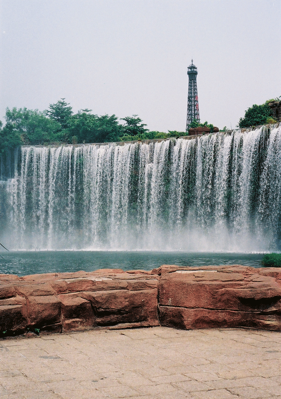 Much of the Americas section also includes natural landmarks like the Grand Canyon (where visitors can ride down the Colorado River) and Niagara Falls (seen here).