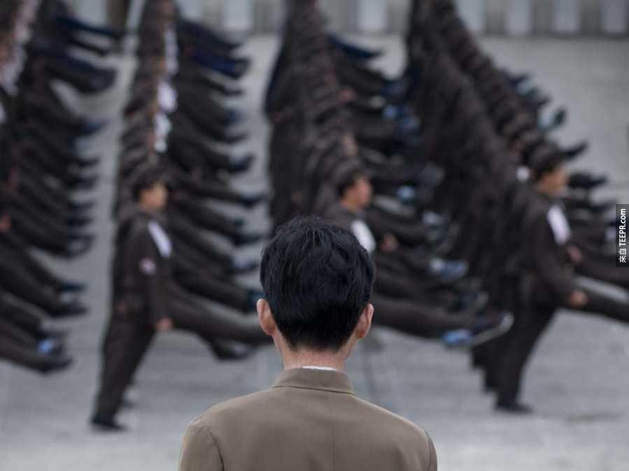 北韓在軍隊服役的人數約等於塞內加爾的人口。