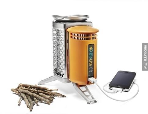 13. Biolite露營火爐，可以把燃燒營火的熱能轉為USB充電的電力。