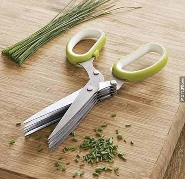 15. 5段式剪刀，讓你可以很快的把菜/香草剪成一樣的長度。