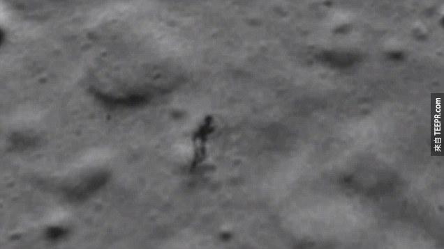 這個奇怪的身形，可以在Google Moon以座標27°34’26.35″N 19°36’4.75″W找到。