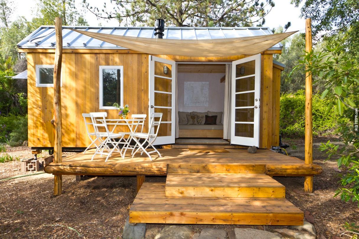 這小房子位於加州奧海鎮(Ojai)，這個將近四坪的房子裝載的壁爐和天窗，為了是自然光跟永續設計。這是個很棒的藝術、也是很舒適的住所，建築花了100萬台幣。環保又省荷包，由Sol Haus Design所設計。 