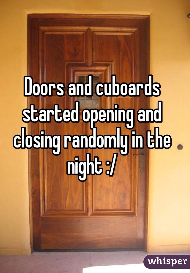2. 一到晚上，門還有櫃子就會任意開開關關。