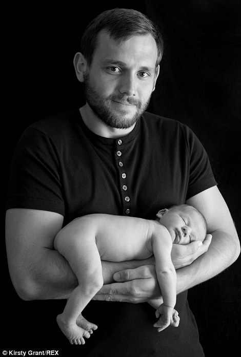 一位爸爸Al Ferguson把他只有4天大的孩子，轻轻地抱在手里，准备拍下一张经典的黑白父子照。