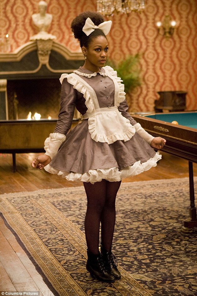 这是她在电影《决杀令》饰演的仆人Coco。