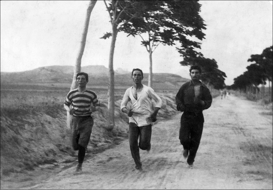 三個在現代奧林匹克運動會(Olympic Games)中奔跑的男人。[1896]
