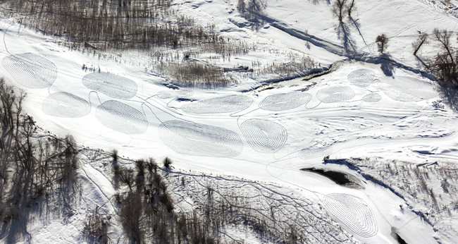 这个雪地绘画是在北科罗拉多的木匠牧场(Carpenter Ranch)所创作，部分还是在结冰的扬帕河(Yampa River)绘制。Hinrichsen说她很幸运，天气许可，让这个作品在几天就完成了。