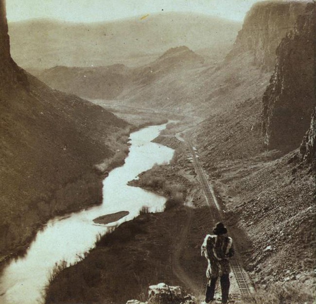 一位印地安人看著當完工的橫貫大陸鐵路(Transcontinental Railroad)。[1868]