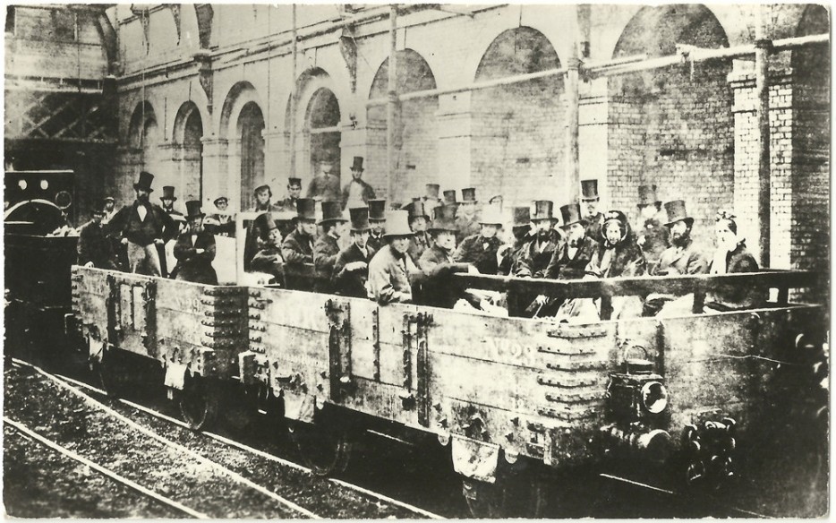 第一個完工的鐵路地下化的工程，地點在倫敦埃奇威爾路車站(Edgware Road Station)。[1862]